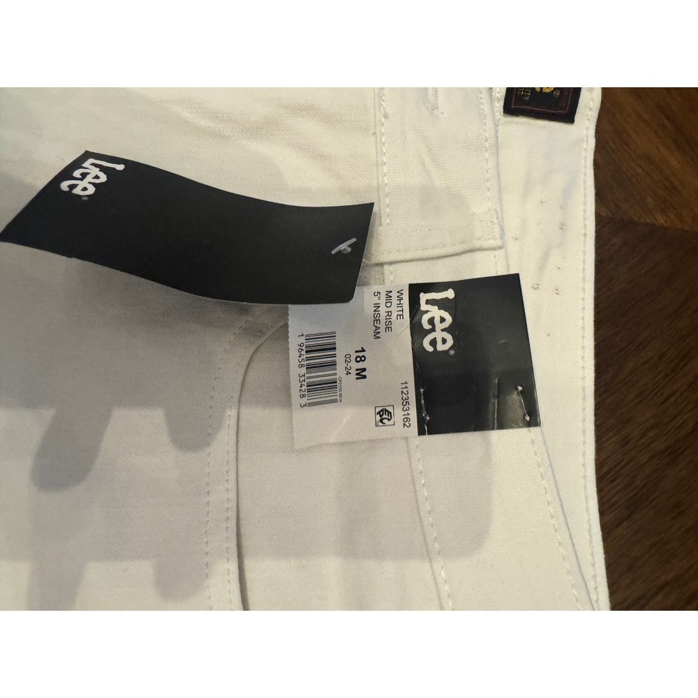 Lee Womens White Mid Rise 5 Inch Inseam Denim Shorts Size 18M 112353162 |O1 - Picture 4 of 7
